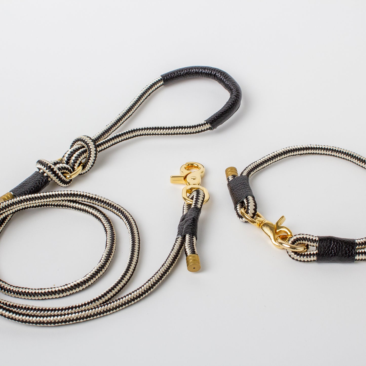 Willow Walks marine rope lead with leather details in black and white